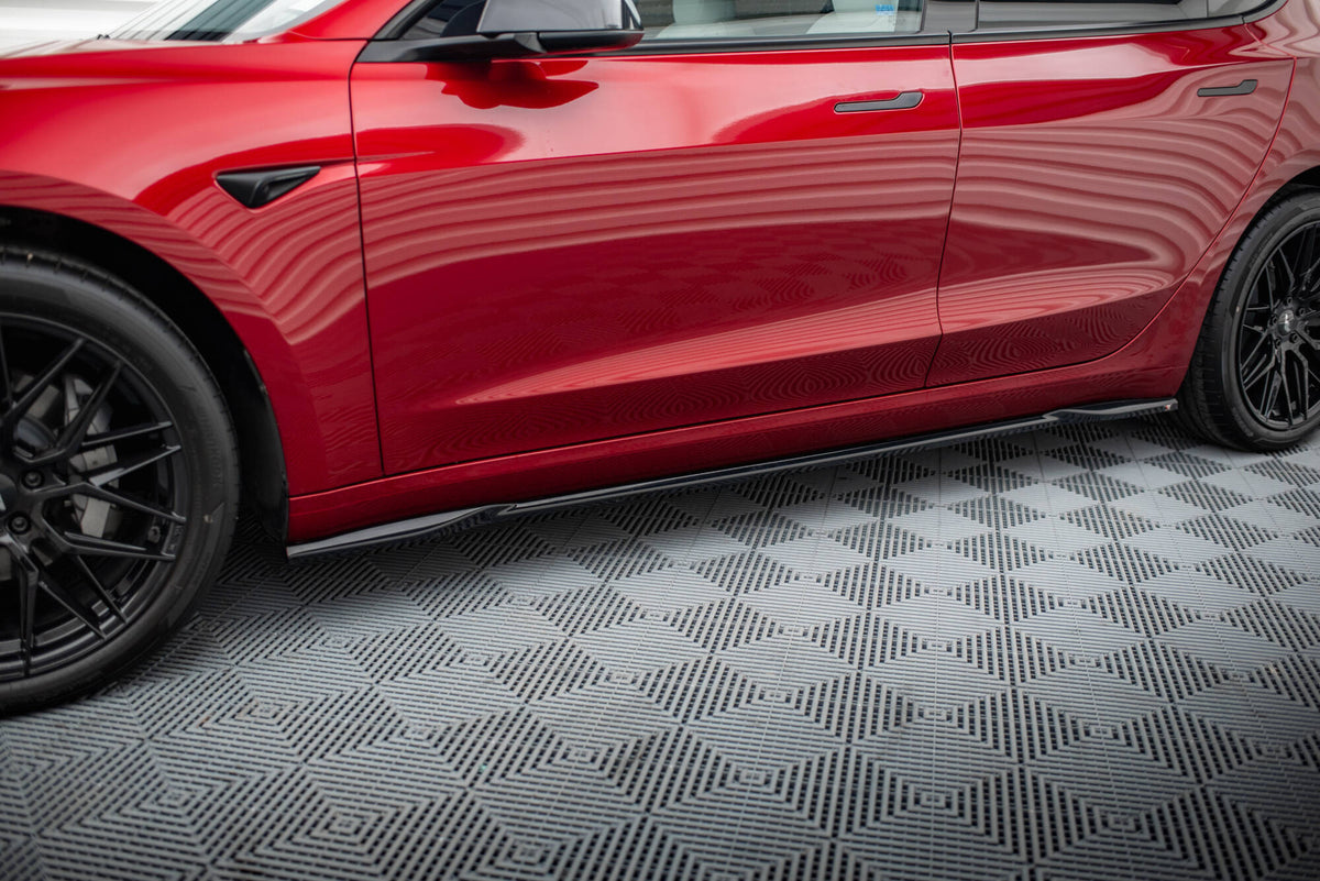 Sideskjørt V.2 montert på Tesla Model 3 MK1 sett fra siden med sporty design langs dørkanten