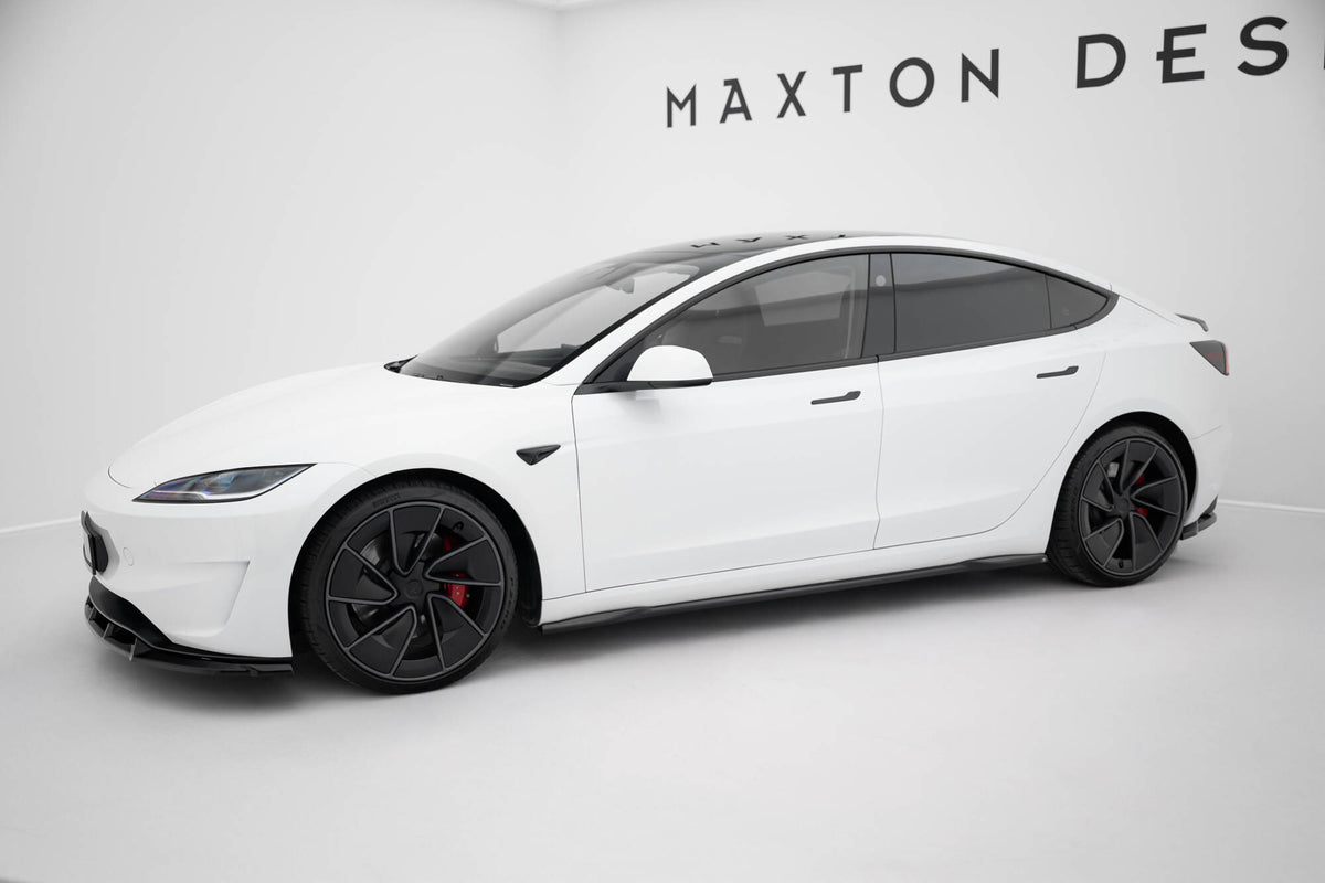 Nærbilde av blank sort sideskjørt diffuser til Tesla Model 3 Performance