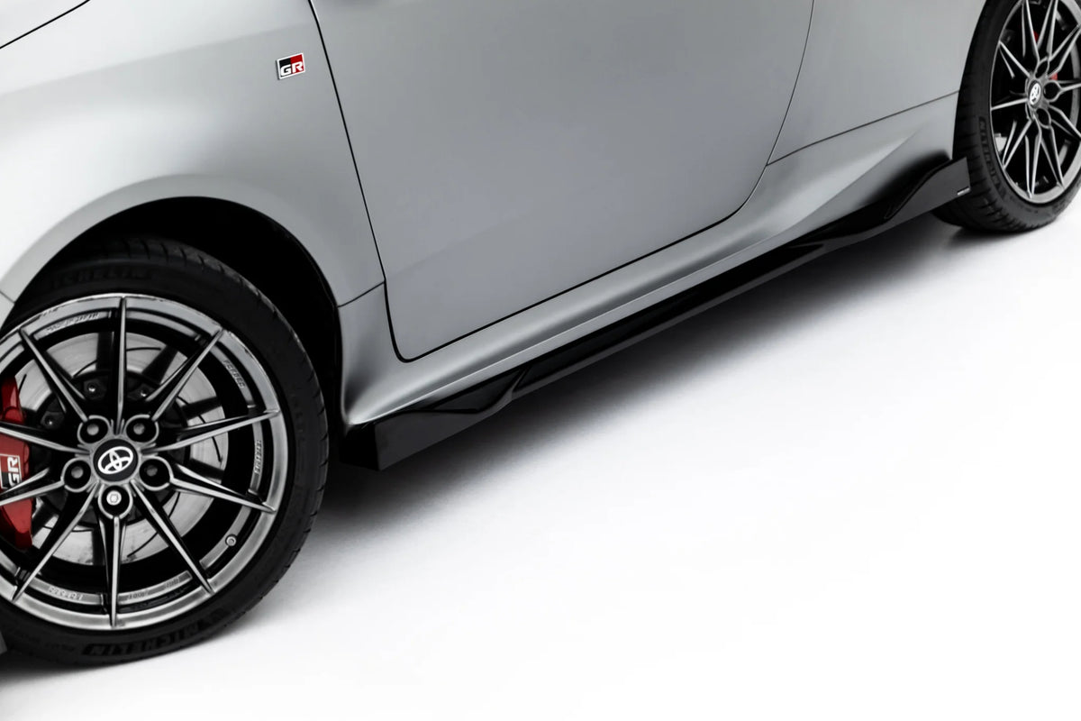 Detalj av blank sort overflate på sideskjørt diffuser til GR Yaris Mk4