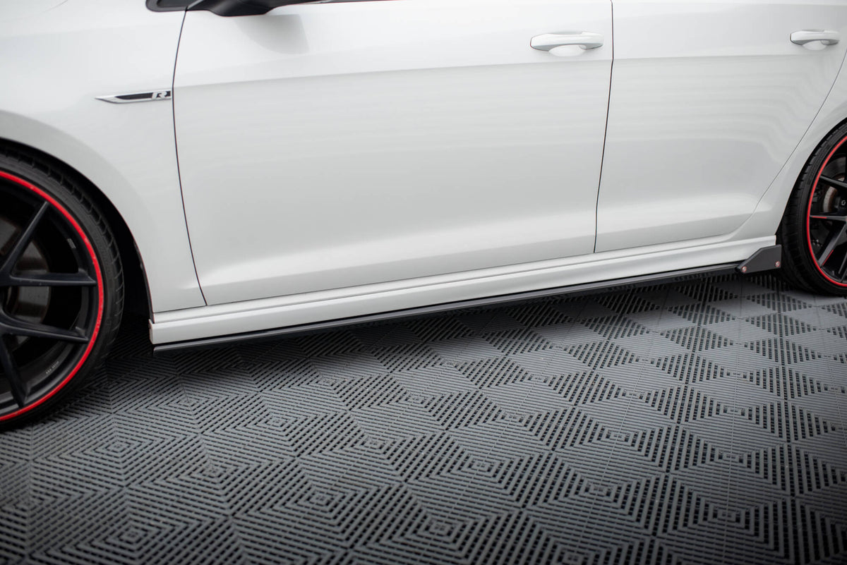 Sideskjørt V.3 til VW Golf 8 R-Line / R montert på sort VW Golf 8