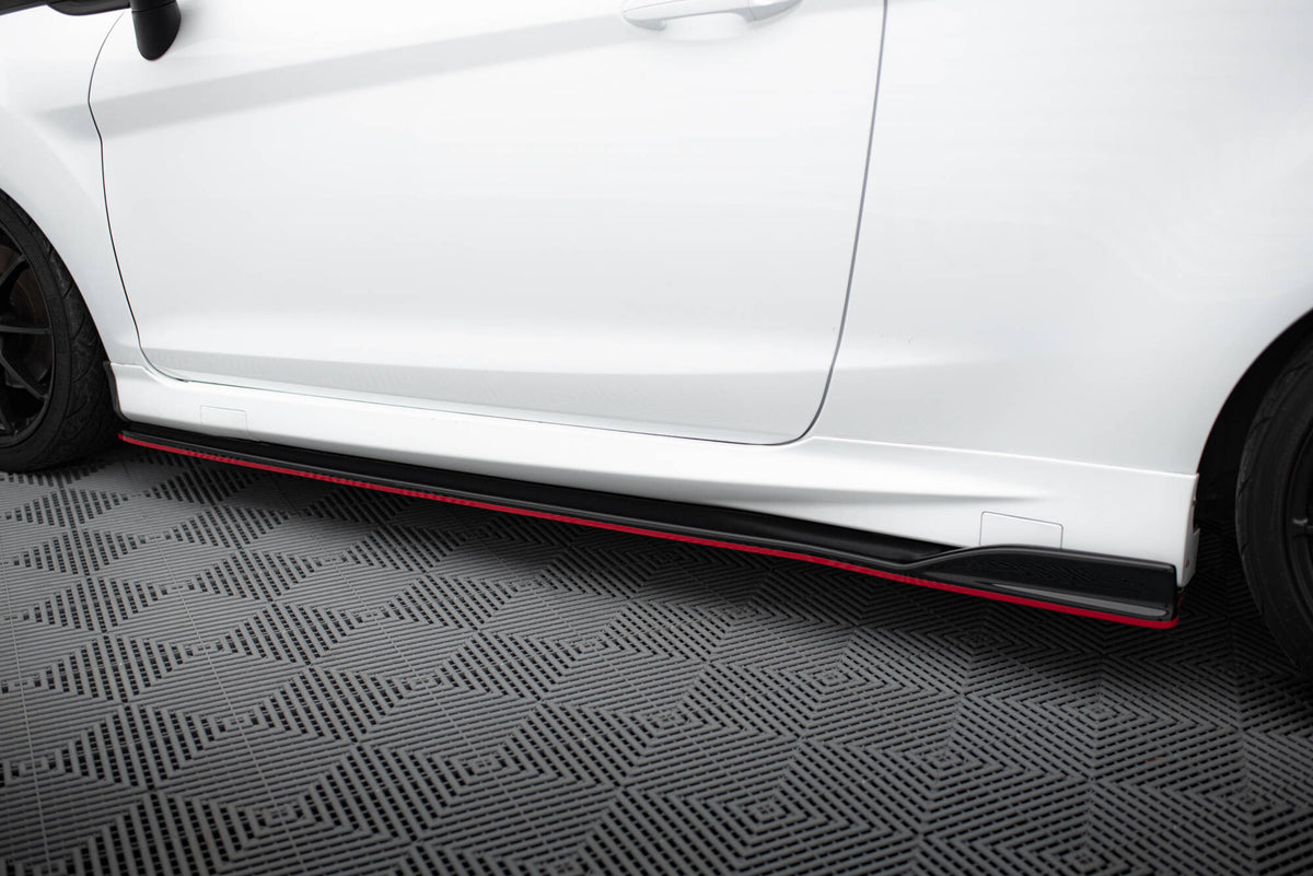 Sideskjørt V.3 Maxton Design montert på Ford Fiesta ST-Line i nærbilde