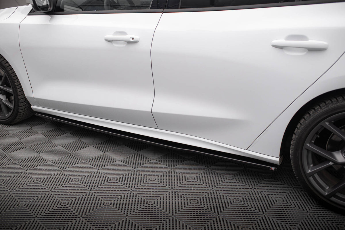Nærbilde av ABS sideskjørt diffuser til Ford Focus Mk4 Facelift