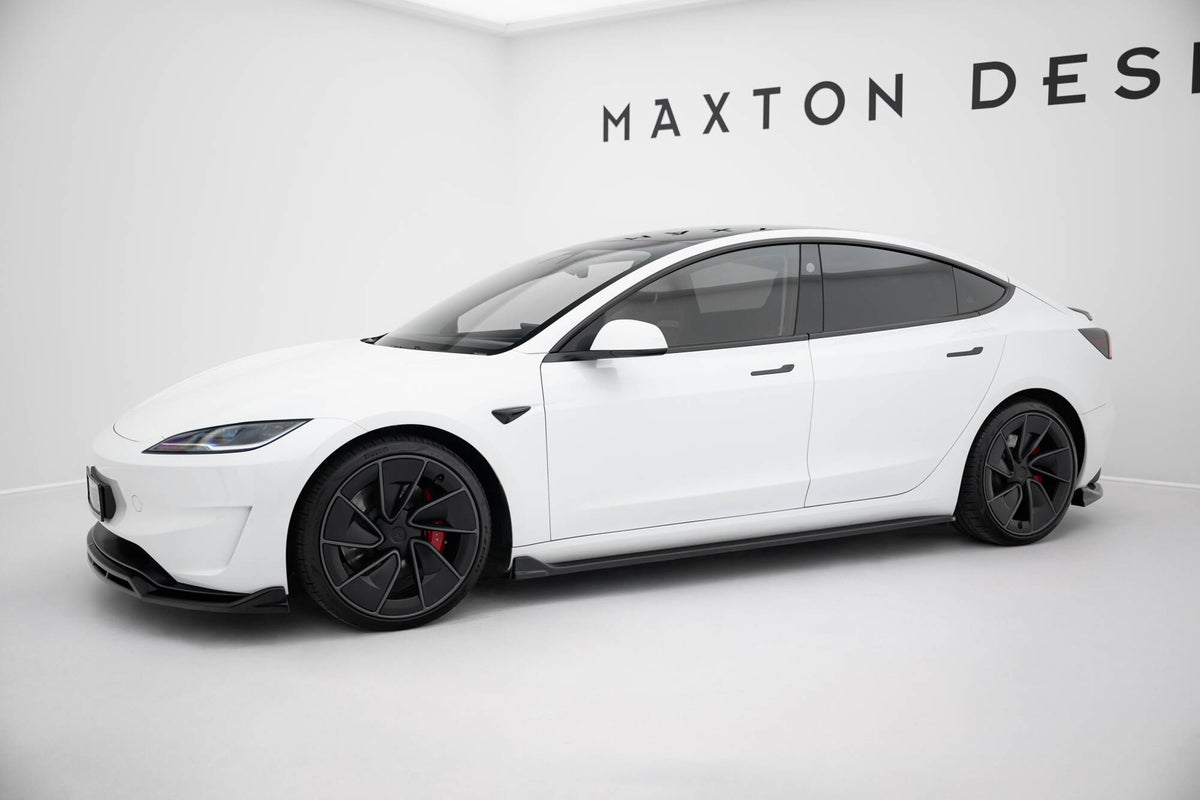 Nærbilde av sideskjørt diffuser montert på Tesla Model 3 Performance