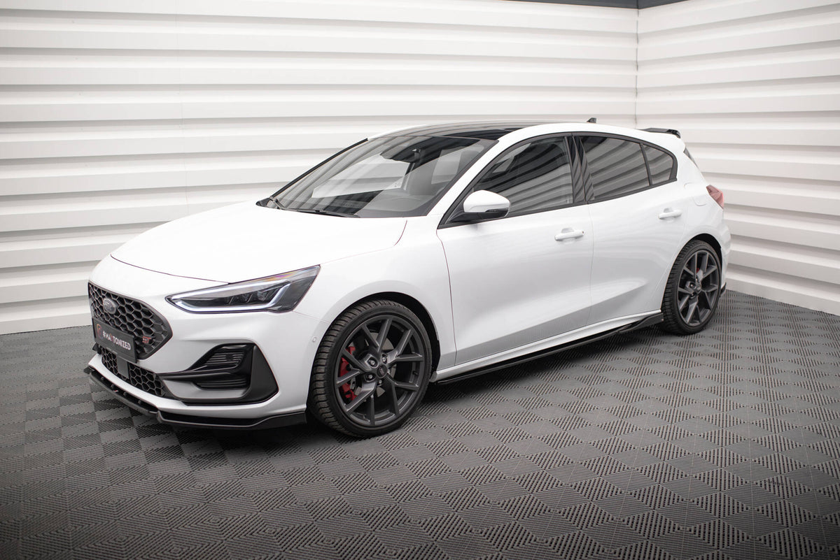 Nærbilde av sideskjørt diffuser til Ford Focus ST-Line Mk4 Facelift
