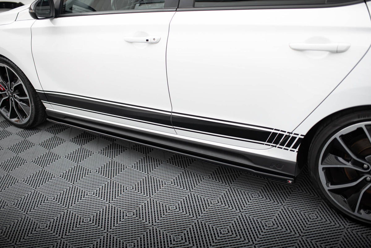 Nærbilde av sideskjørt-diffuser i ABS-plast for Hyundai i30 N