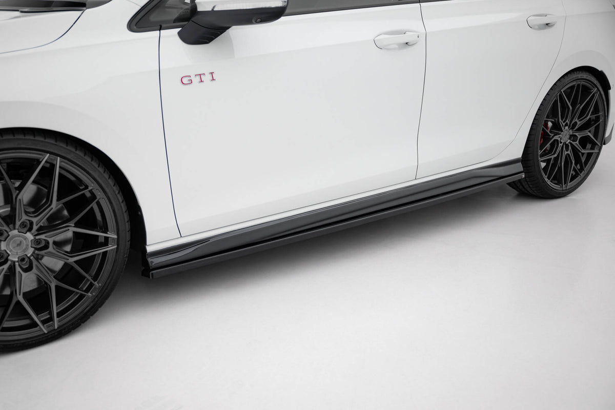 Sideskjørt V.4 til VW Golf 8 GTI Clubsport / GTI montert på sort VW Golf 8