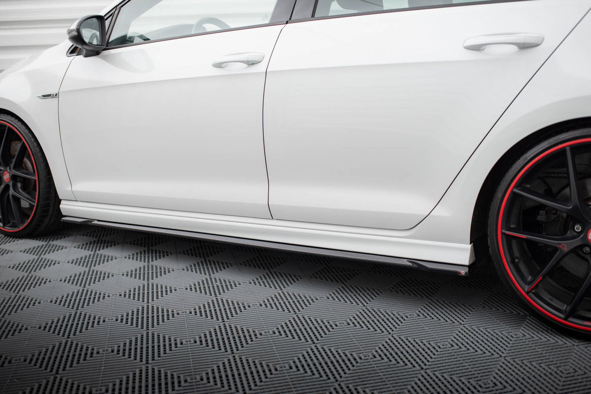Nærbilde av sideskjørt-diffuser i sort ABS-plast til Golf R MK7