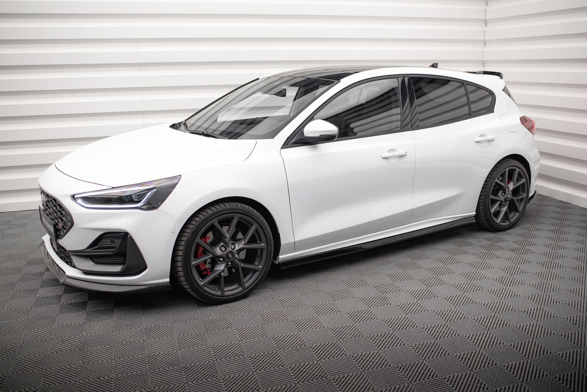 Nærbilde av Maxton Design sideskjørt diffuser på Ford Focus ST-Line Mk4 Facelift