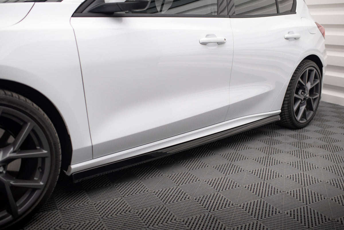 Sideskjørt diffusers i blank sort ABS montert på Ford Focus ST Mk4 Facelift