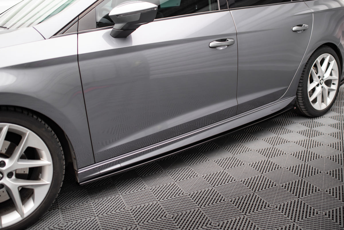Sideskjørt diffusorer V.5 til Seat Leon Mk3 fra Maxton Design, sett ovenfra på flat overflate