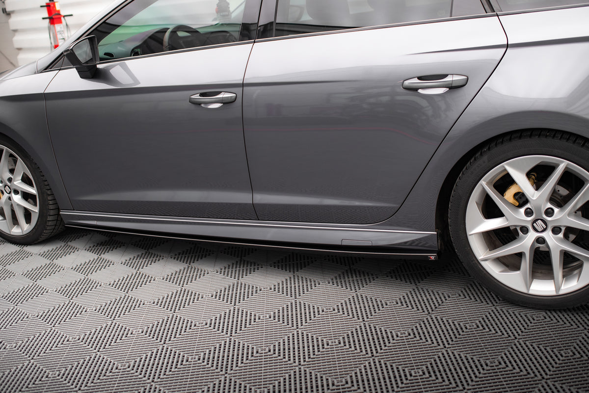 Nærbilde av ABS-plast sideskjørt diffusor V.5 til Seat Leon med strukturert overflate