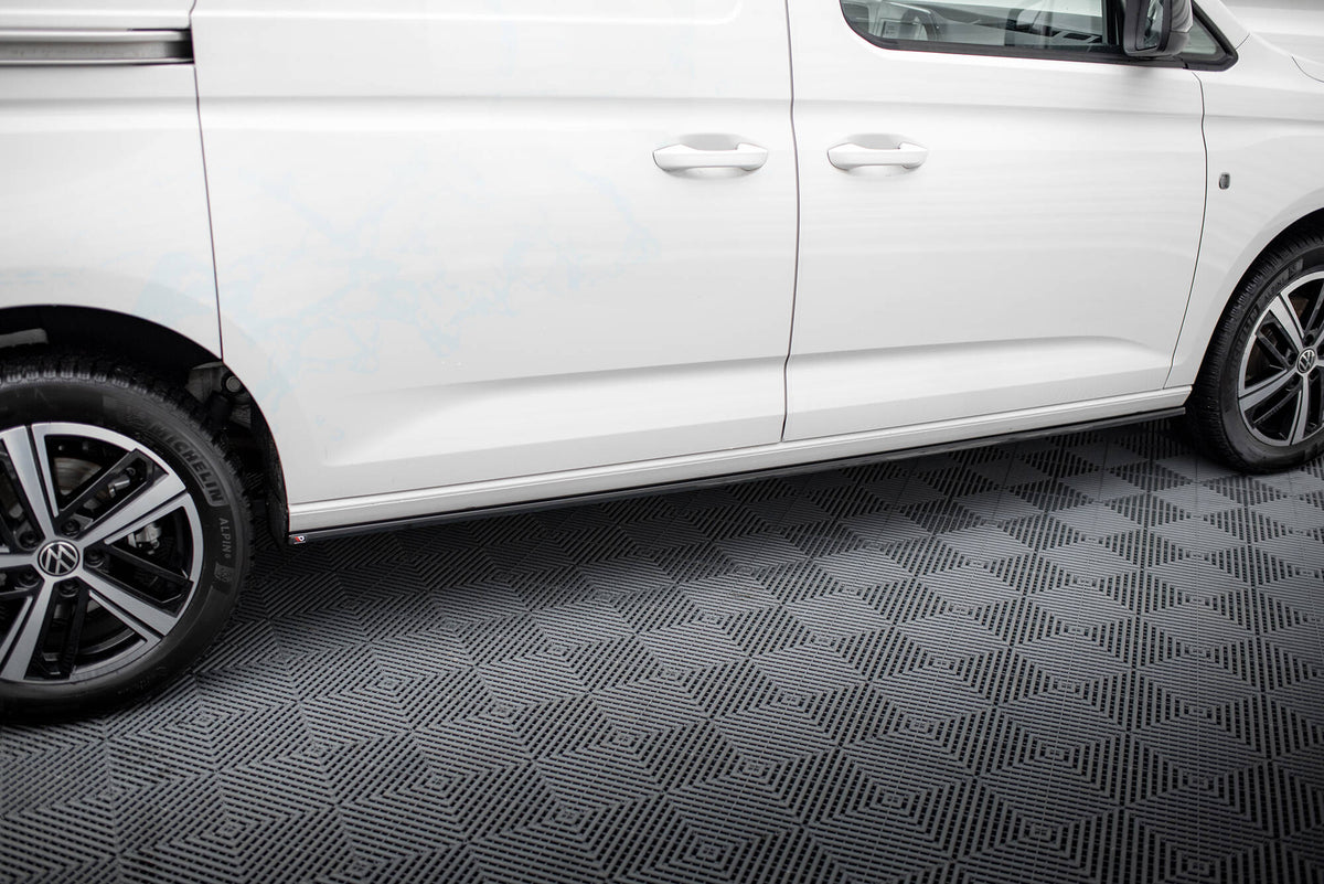 Sideskjørt fra Maxton Design til VW Caddy Maxi Mk5 sett forfra, sort matt finish på hvit bakgrunn