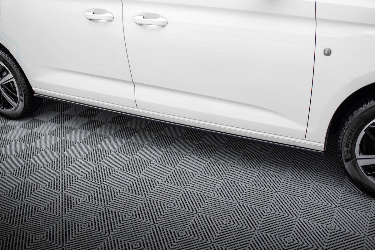 Nærbilde av overflatestruktur og kantdetaljer på Maxton Design sideskjørt til VW Caddy Maxi Mk5