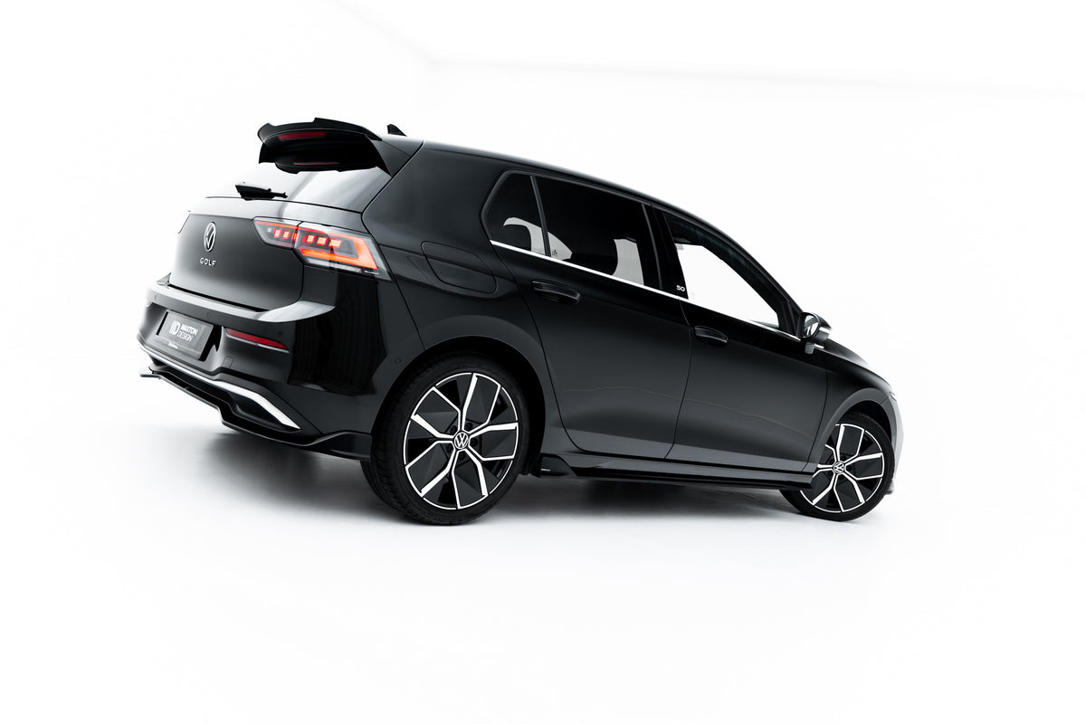 Sideskjørt for VW Golf 8 Facelift montert på bil med sportslig styling