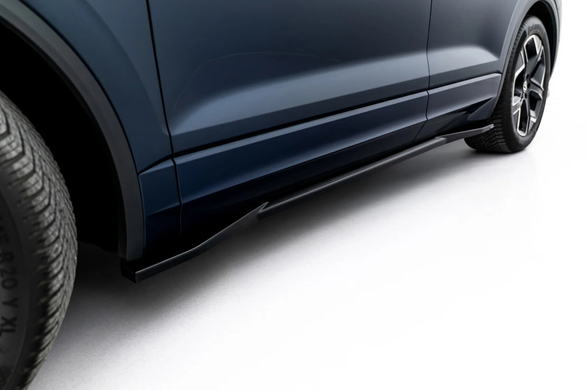 Detaljbilde av blank sort overflate på sideskjørt til Touareg Mk3 Facelift