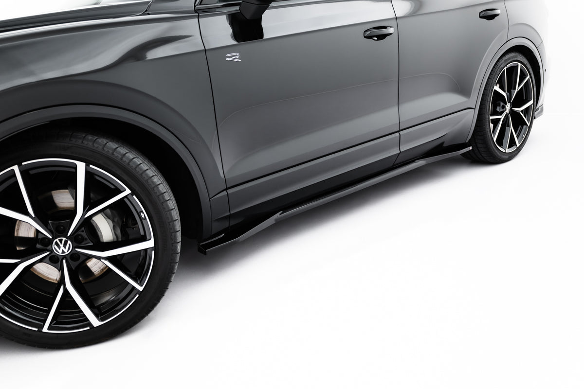 Nærbilde av sideskjørt diffuser til VW Touareg R-Line Mk3 Facelift i Gloss Black