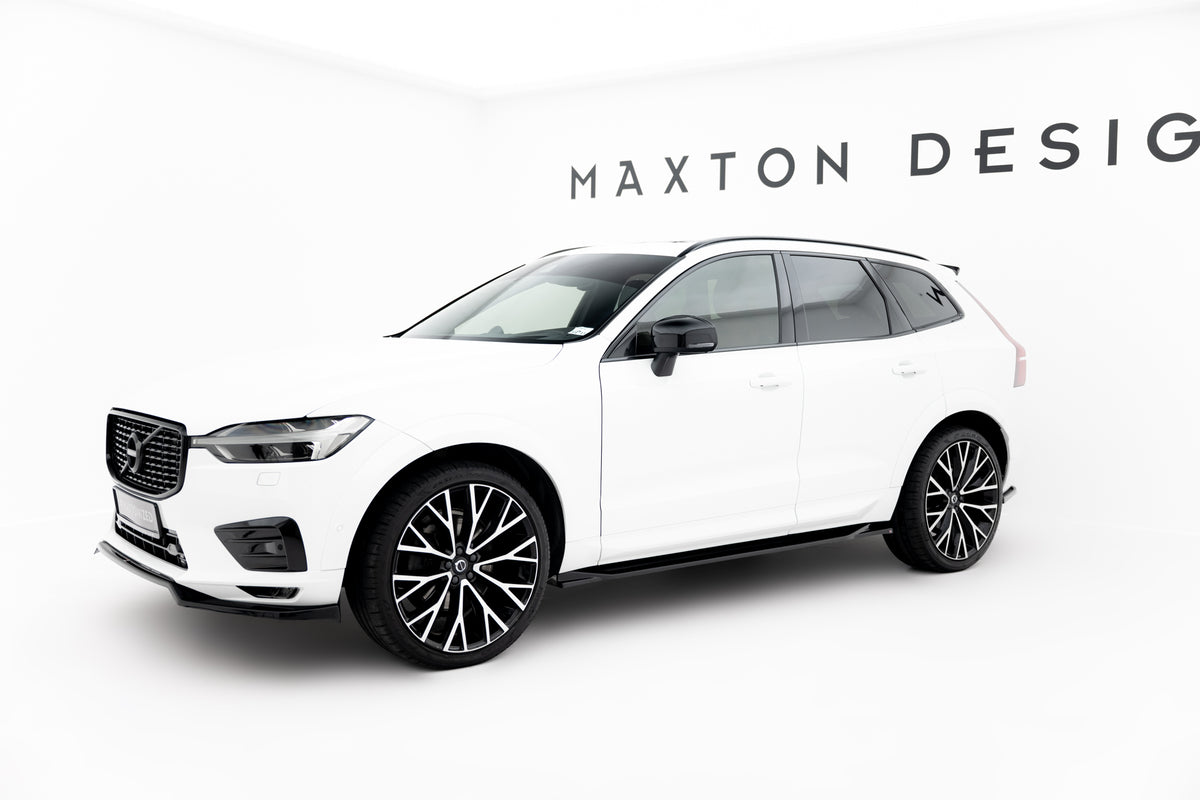 Sideskjørt XC60 MK2 R-Design, nærbilde av sideprofil i svart blank plast