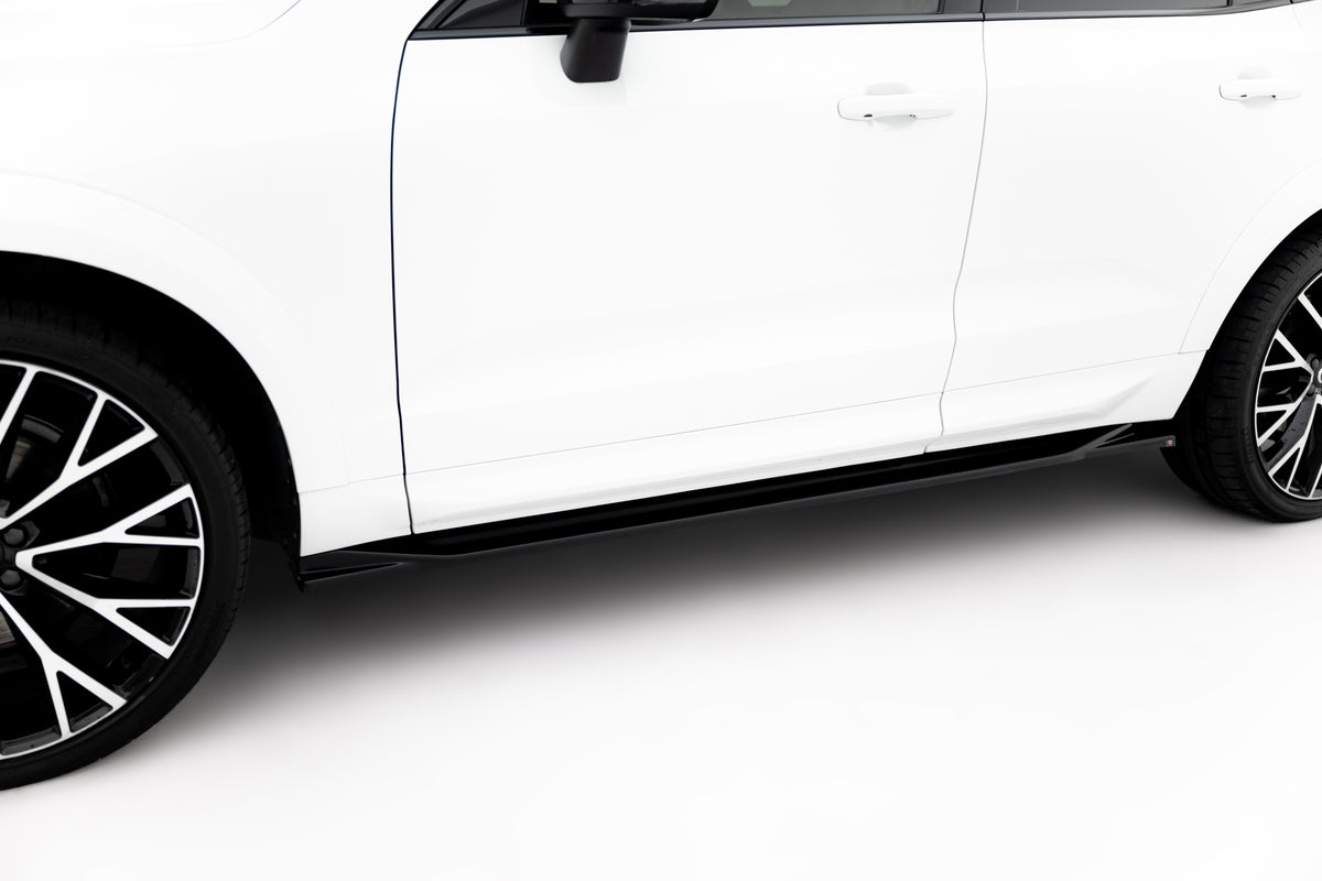 Sideskjørt Volvo XC60 MK2 R-Design fra Maxton Design, svart blank ABS-plast montert