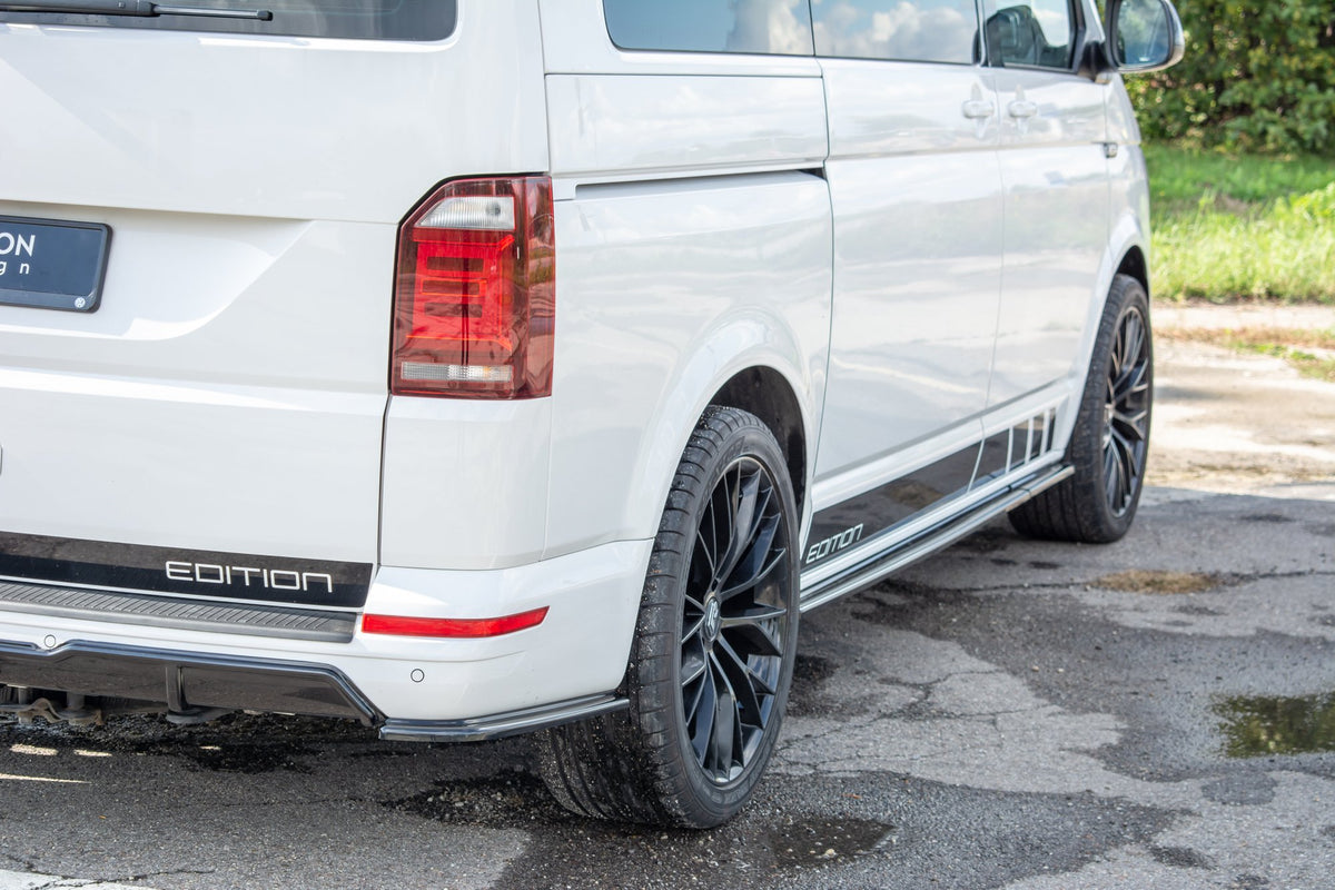 Volkswagen T6 med komplett sideskjørt sett i profil