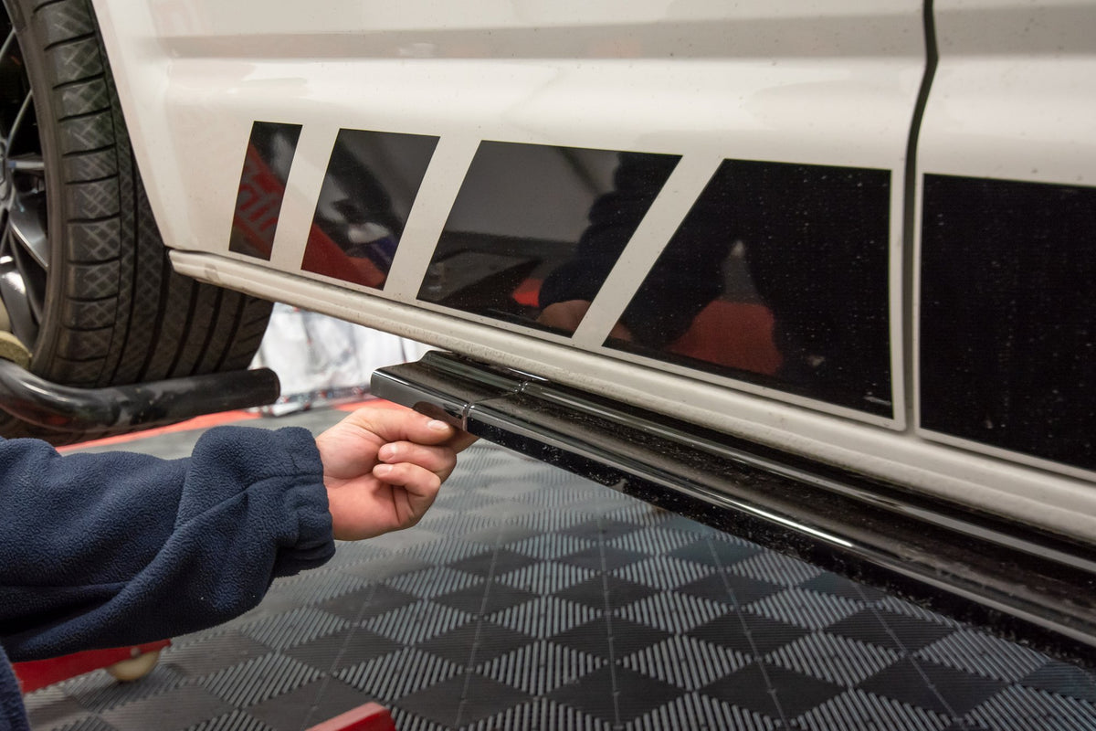 Volkswagen T6 med sideskjørt sett bakfra i sort finish