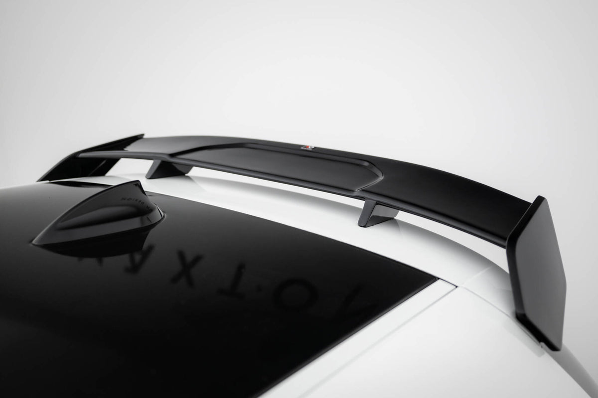Spoiler BMW F20 M140i vist utenfor bil med synlig monteringsflate og materialkvalitet