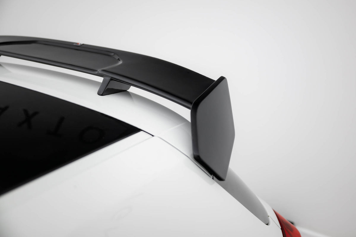 Tett utsnitt av spoilerkanten for BMW F20 1-serie som fremhever overflatetekstur og kurvatur