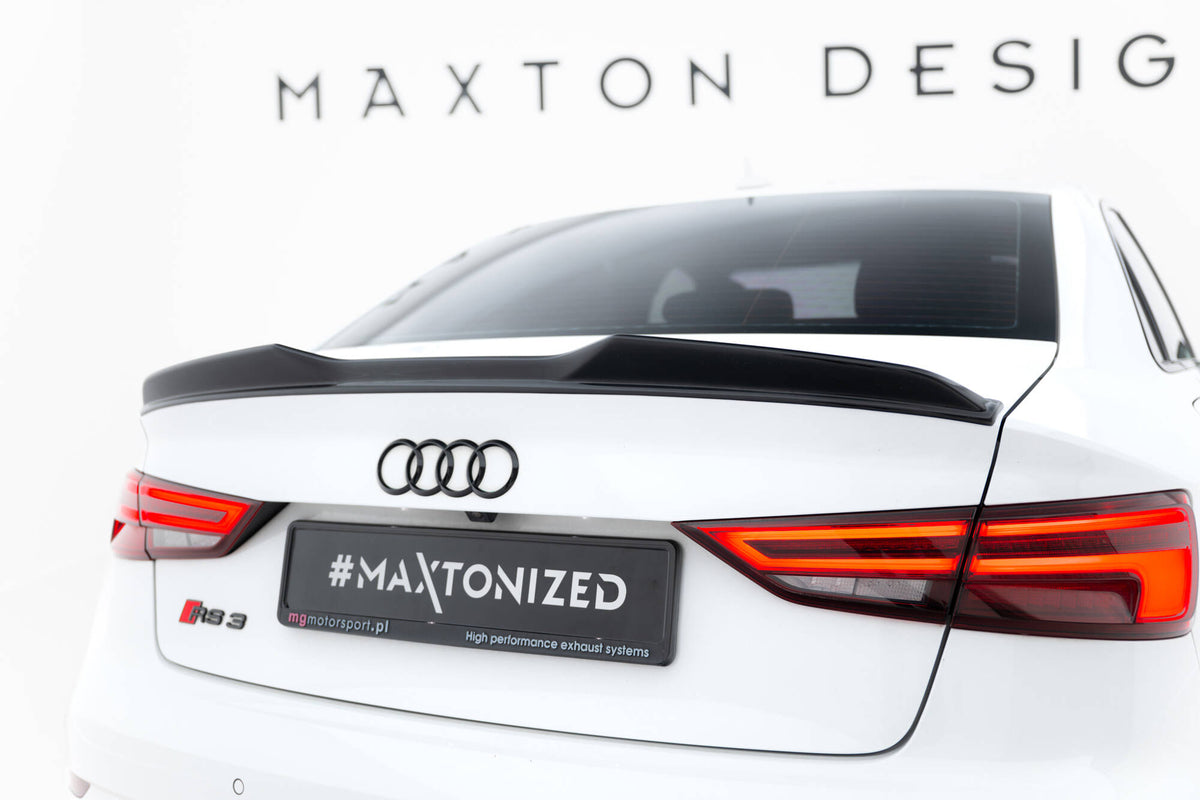 Spoiler Cap 3D til Audi RS3 Sedan 8V sett bakfra i strukturert svart