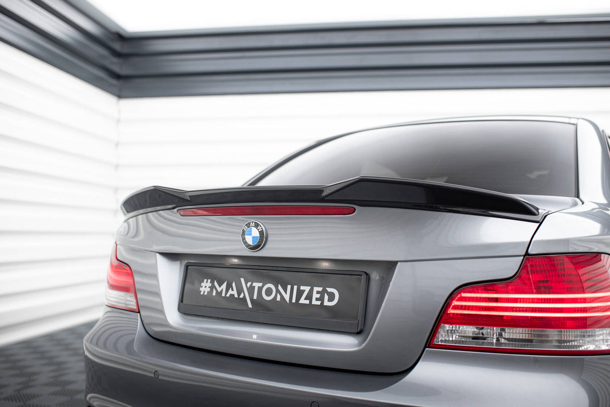 Spoiler cap 3D fra Maxton Design montert på BMW 1-serie E82 M-Pakke sett bakfra
