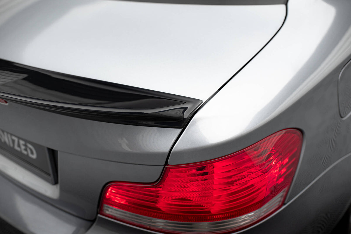 Spoiler cap 3D for BMW 1-serie E82 vist ovenfra med monteringsdetaljer