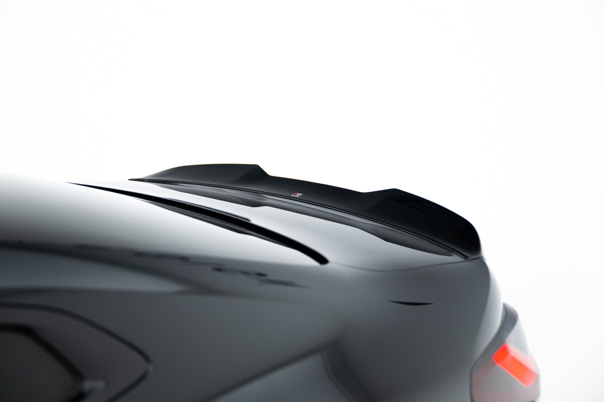 Spoiler montert på BMW M4 G82 bakende, sporty aerodynamisk design i sort finish