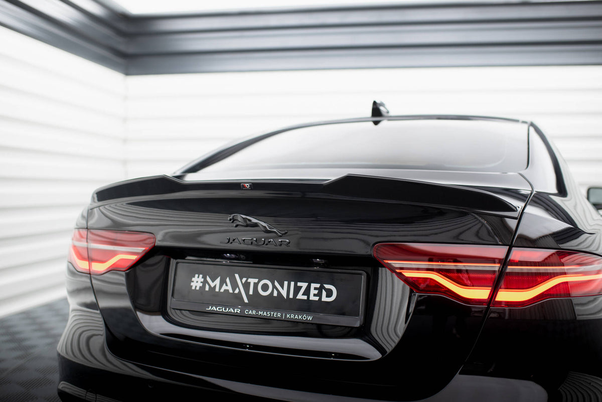 Spoiler cap 3D til Jaguar XE X760 Facelift sett ovenfra mot sort bakgrunn