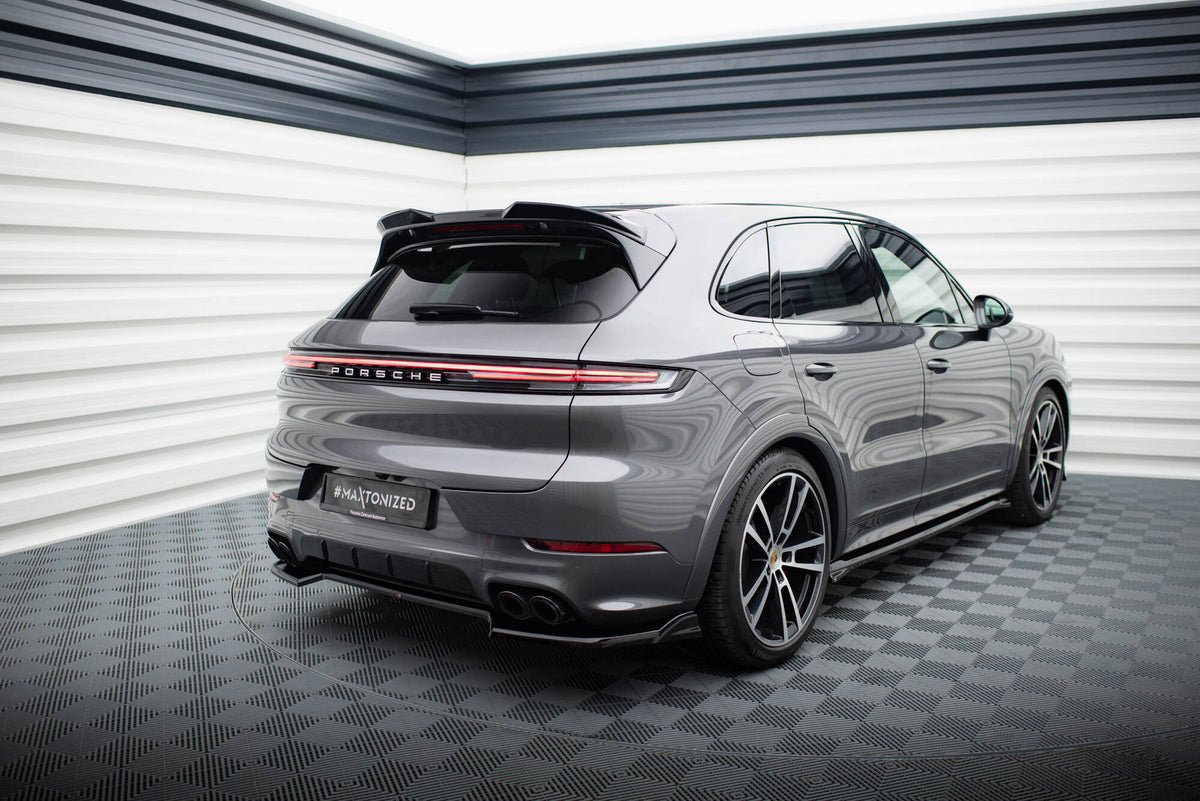 Maxton spoilerforlenger montert på Porsche Cayenne hekk i skrå vinkel