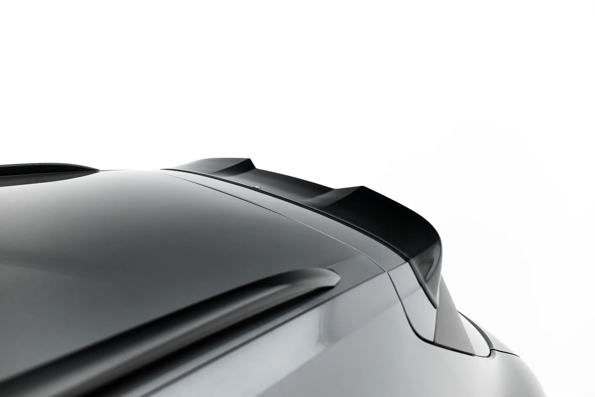 Blank sort spoiler cap sett fra siden på Porsche Cayenne Mk3 Facelift