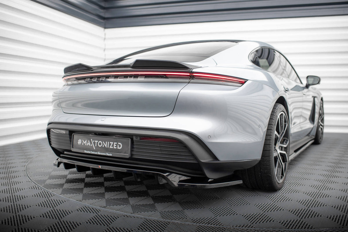 Maxton Design Spoiler Cap 3D montert på bagasjelokket til sølvfarget Porsche Taycan MK1 sett bakfra
