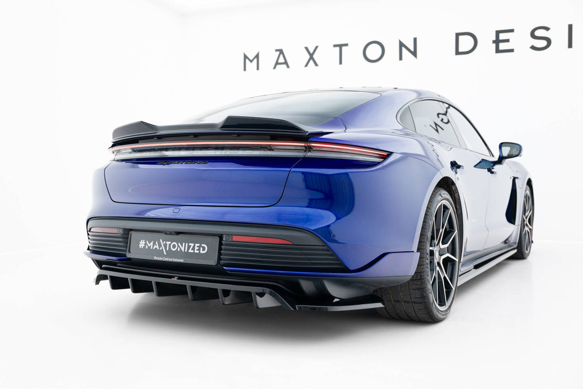Nærbilde av Maxton Design Spoiler Cap på Porsche Taycan Turbo S i blått, bakre vinkel viser aerodynamisk profil