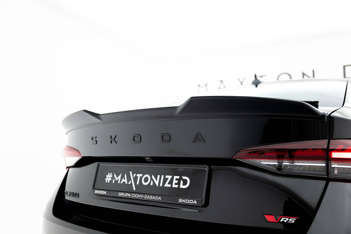 Spoiler Cap 3D til Skoda Octavia MK4 Liftback sett bakfra i strukturert sort finish