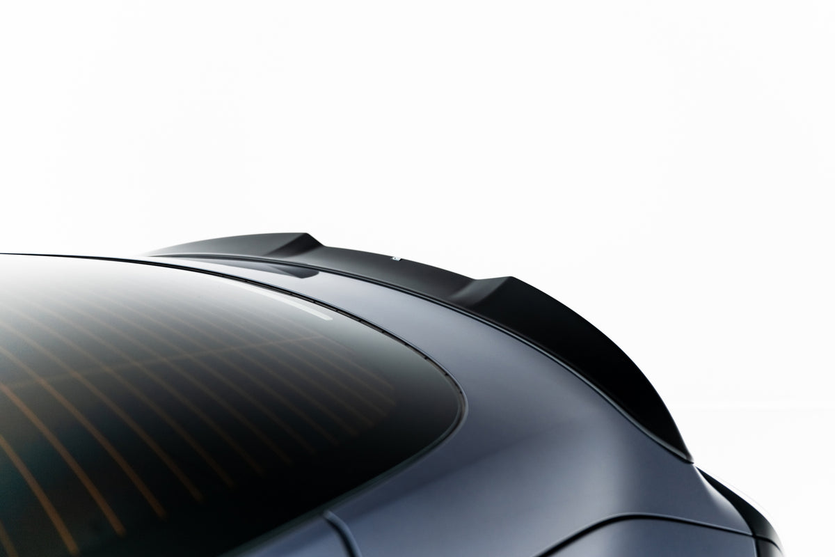 Tesla Model 3 med spoiler sett bakfra som viser aerodynamisk design