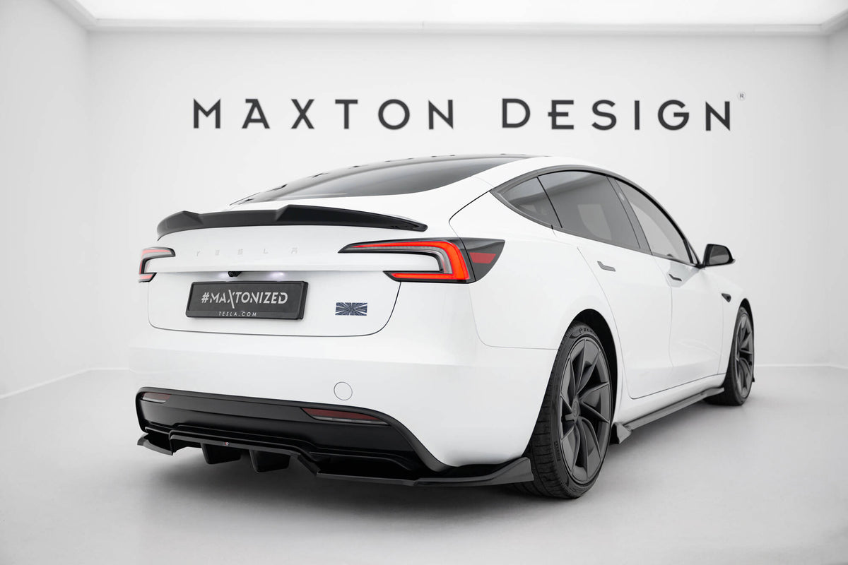 Nærbilde av 3D-profil på Maxton spoiler cap til Tesla Model 3 Performance