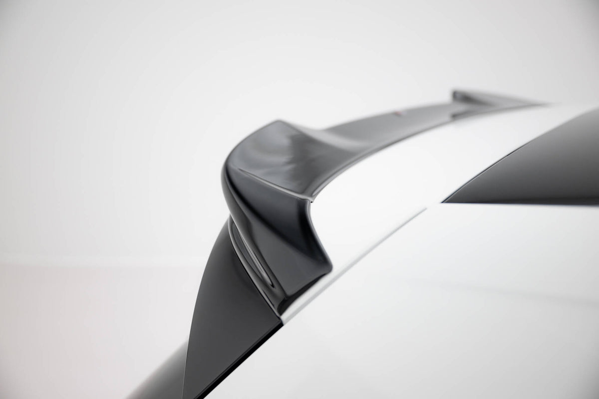 Spoiler for VW Golf 8 GTI / GTE montert på bil med sportslig styling