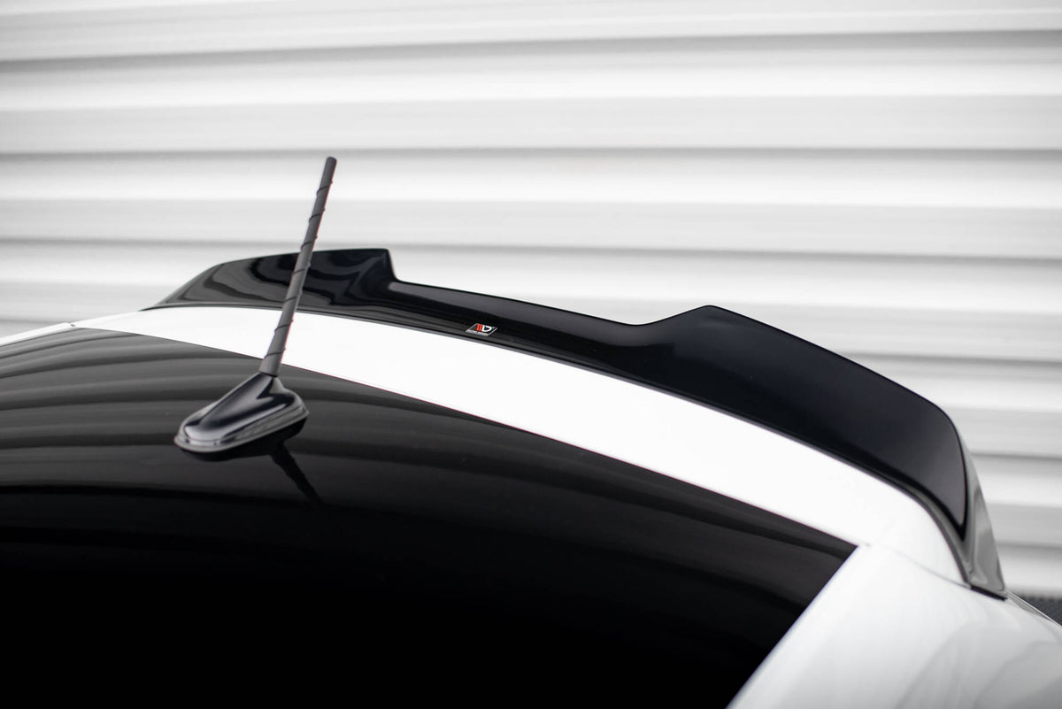 Maxton Design takspoiler montert på bakkanten av taket til VW Polo GTI Mk6