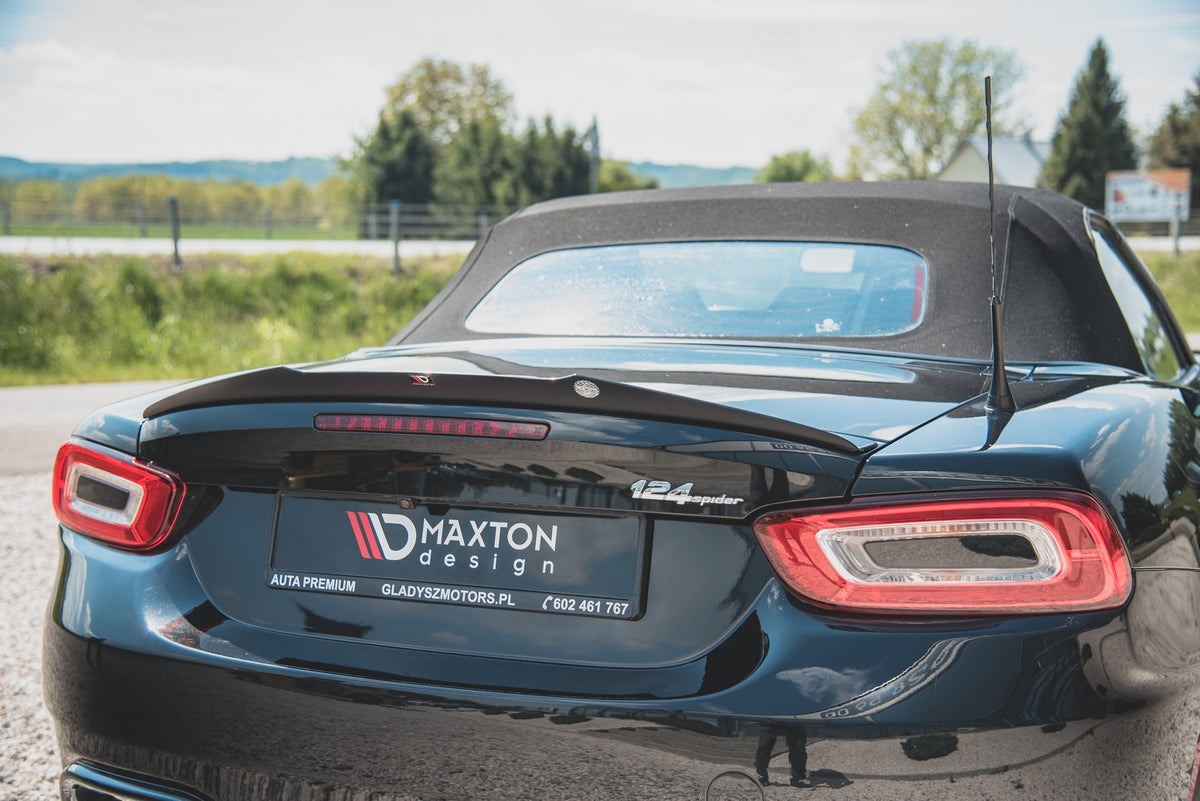 Spoiler cap til Abarth 124 Spider montert på bil, sett bakfra