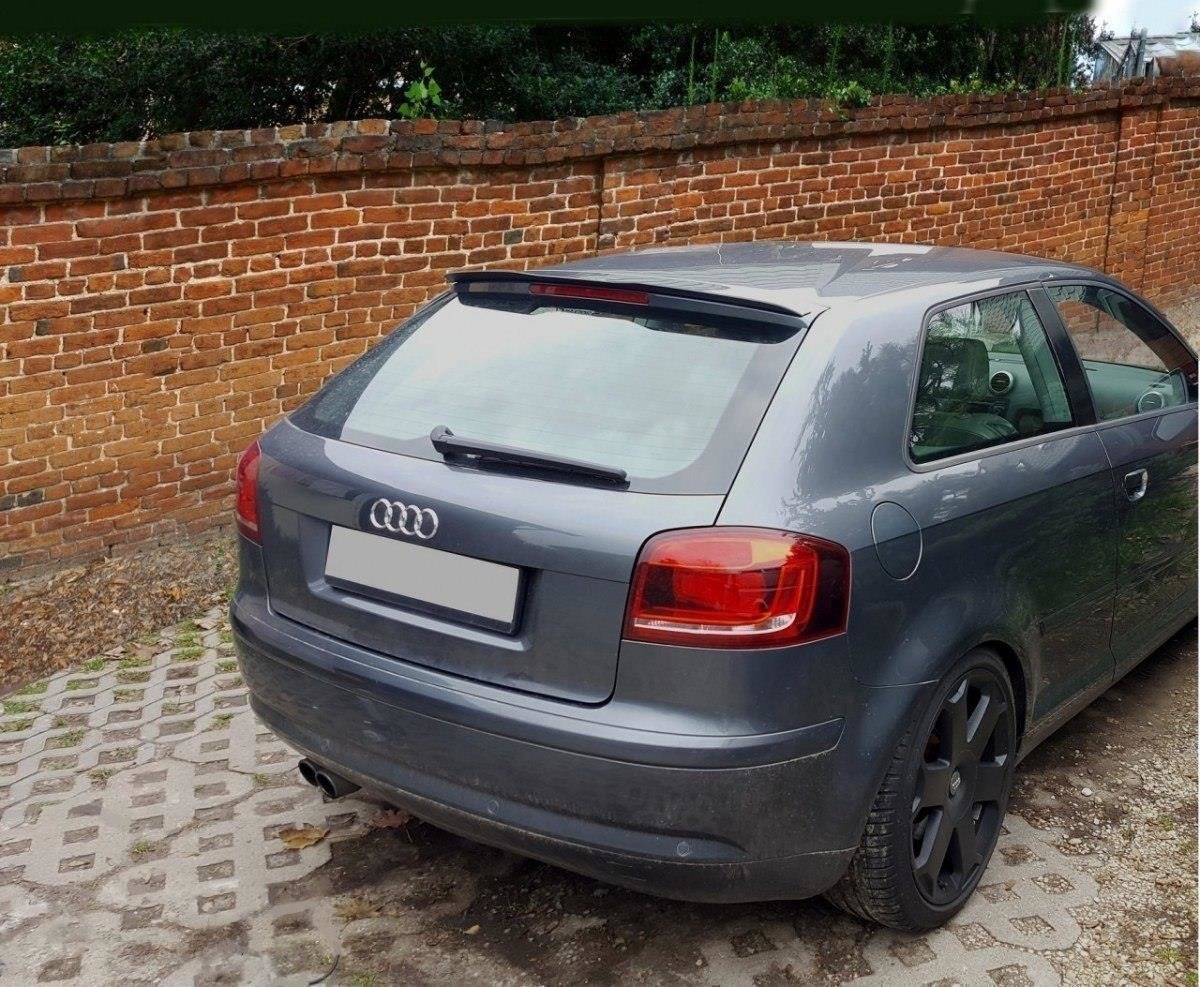 Spoilerforlenger for Audi A3 8P FL vist i nærbilde av strukturert overflate