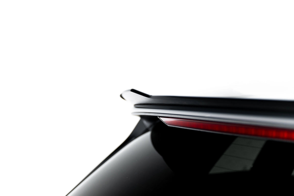 Nærbilde av Gloss Black Spoiler Cap på Audi SQ6 e-tron SUV Mk1
