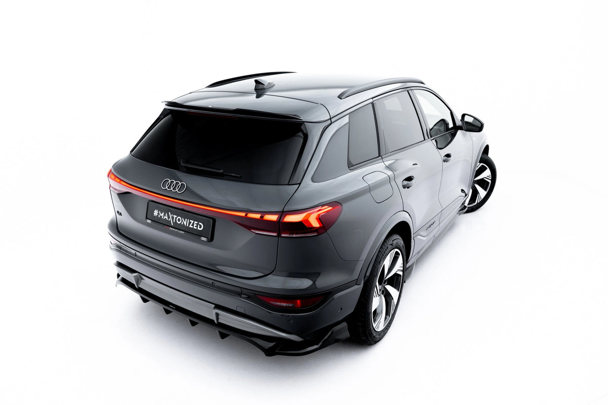 Spoiler Cap i blank sort ABS montert på hekken av Audi Q6 e-tron SUV Mk1