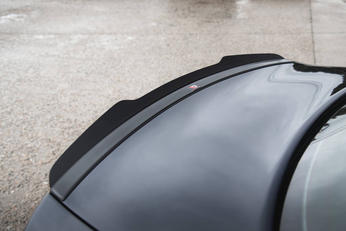Spoiler cap Audi RS4 B7 i nærbilde som viser blank svart overflate