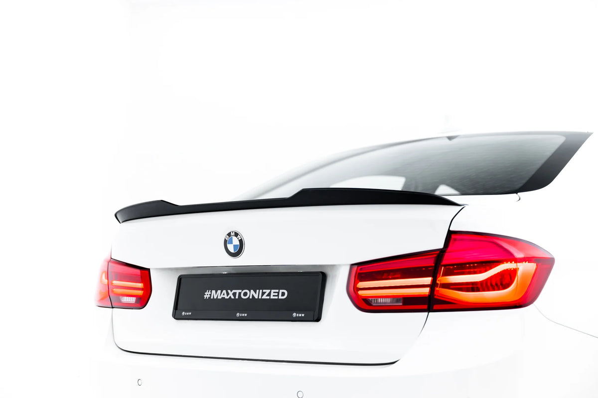 Nærbilde av ABS hekkspoiler til BMW 3-serie F30 med blank sort finish