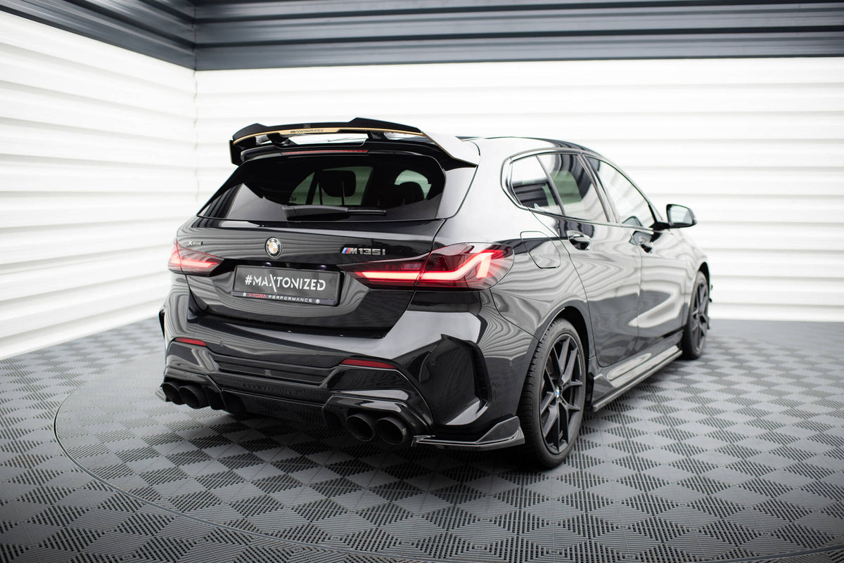 Nærbilde av M-Maxton spoiler montert på BMW M135i F40 bakparti