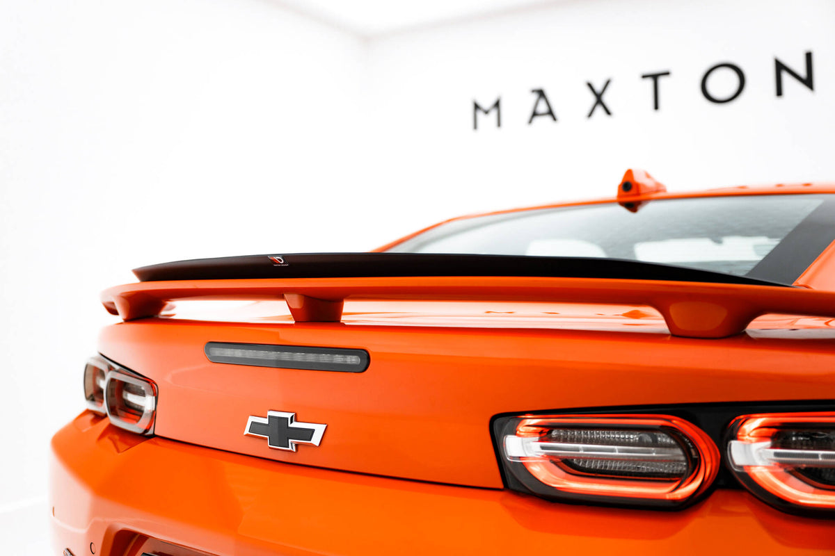 Spoiler cap til Chevrolet Camaro SS MK6 Facelift sett bakfra i strukturert svart
