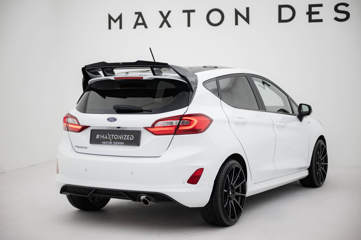 Spoiler cap montert på takspoiler for Ford Fiesta MK8, skrå vinkel fra bak