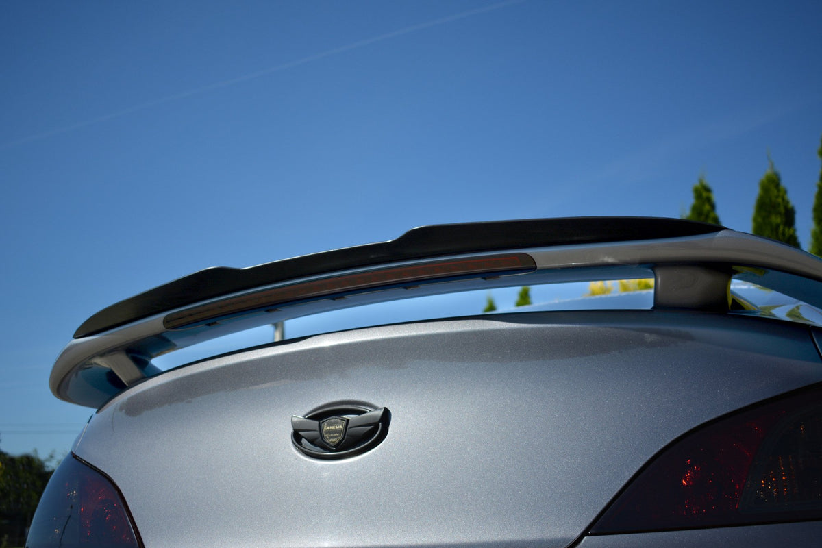 Maxton spoiler cap montert på hekken til Hyundai Genesis Coupe i nærbilde